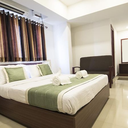 Oyo 18604 Puthens Capitol Inn Kochi 外观 照片