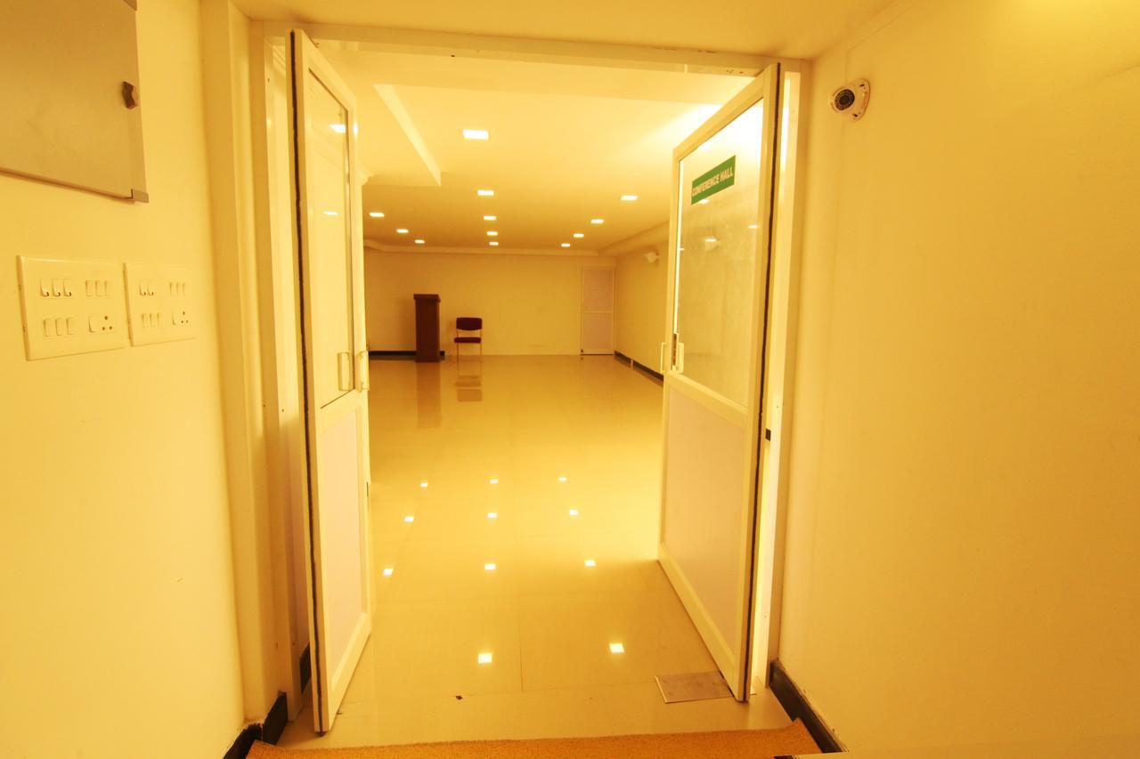Oyo 18604 Puthens Capitol Inn Kochi 外观 照片