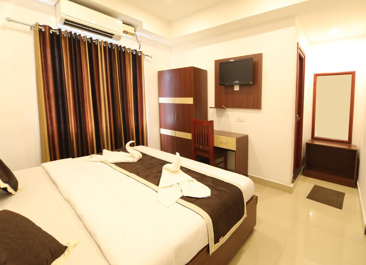 Oyo 18604 Puthens Capitol Inn Kochi 外观 照片