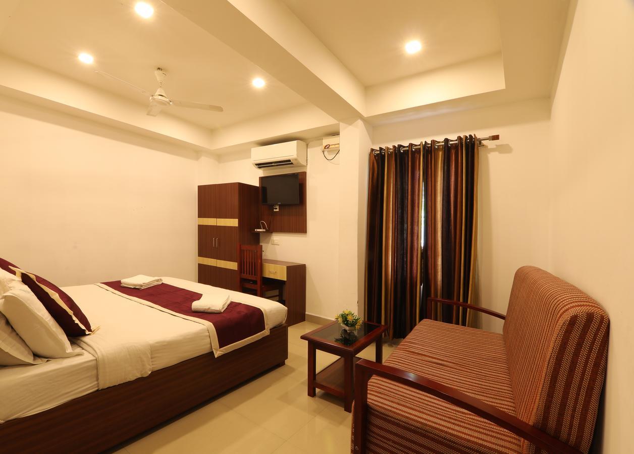 Oyo 18604 Puthens Capitol Inn Kochi 外观 照片
