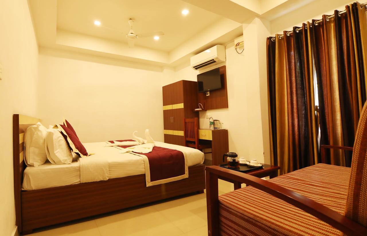 Oyo 18604 Puthens Capitol Inn Kochi 外观 照片