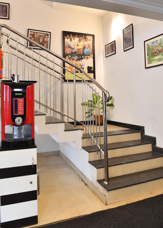 Oyo 18604 Puthens Capitol Inn Kochi 外观 照片