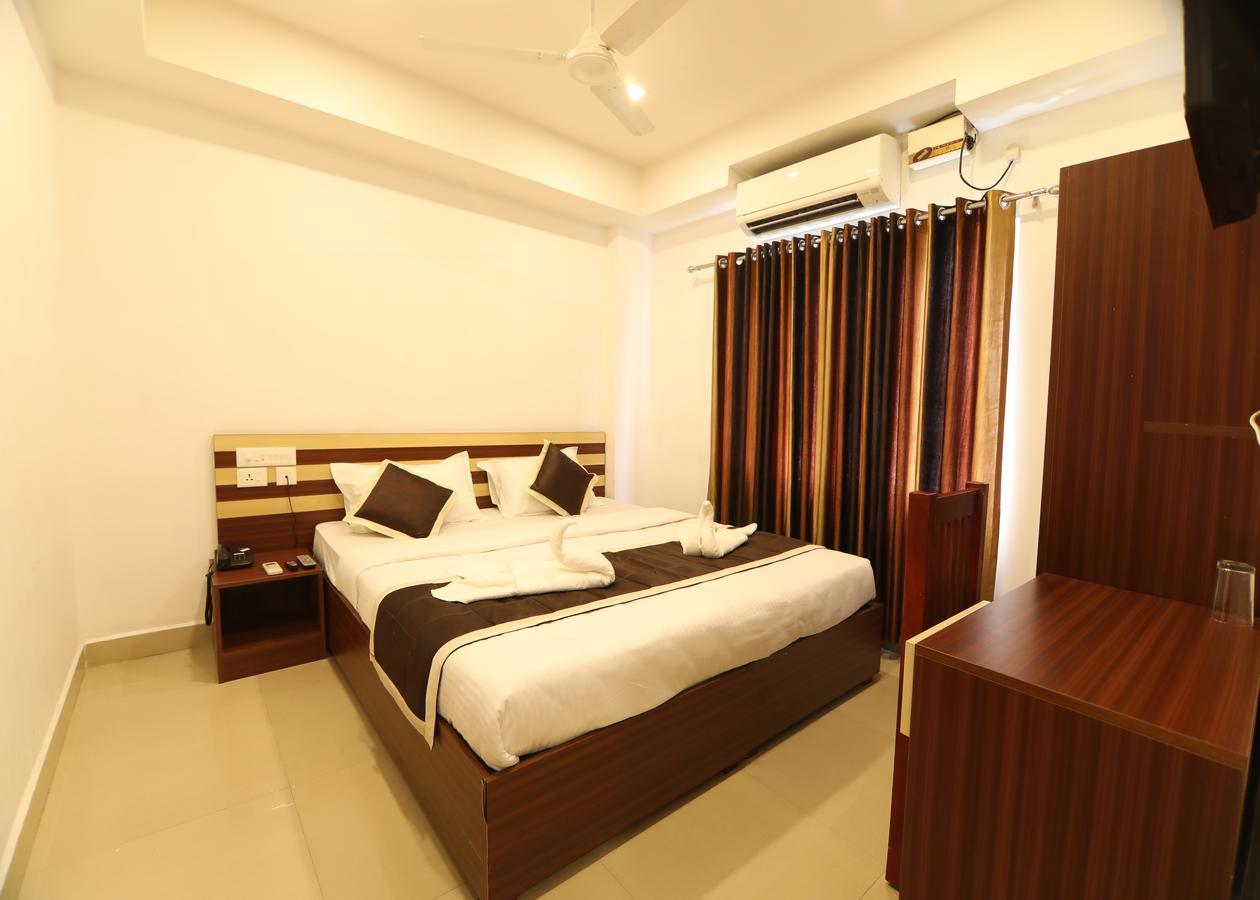Oyo 18604 Puthens Capitol Inn Kochi 外观 照片