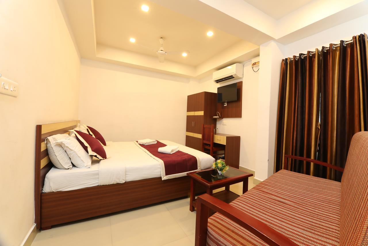 Oyo 18604 Puthens Capitol Inn Kochi 外观 照片