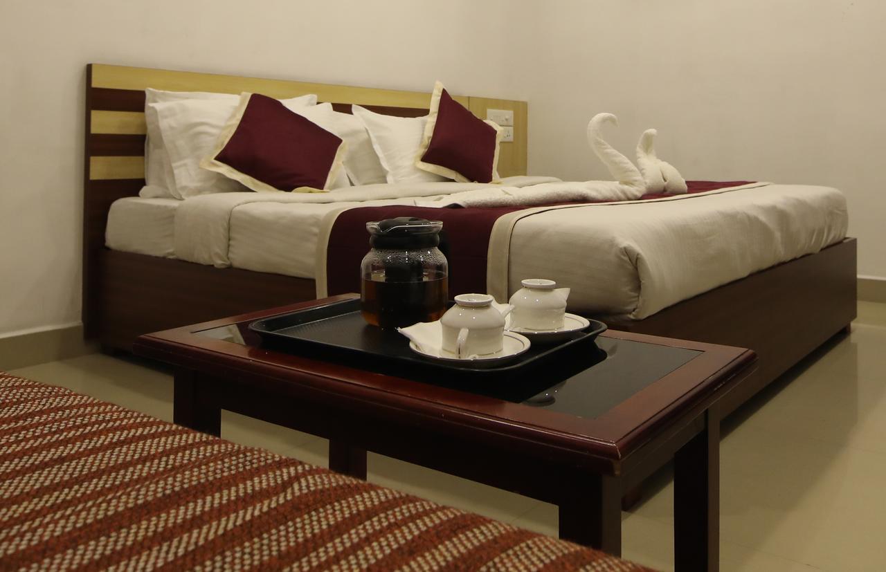 Oyo 18604 Puthens Capitol Inn Kochi 外观 照片