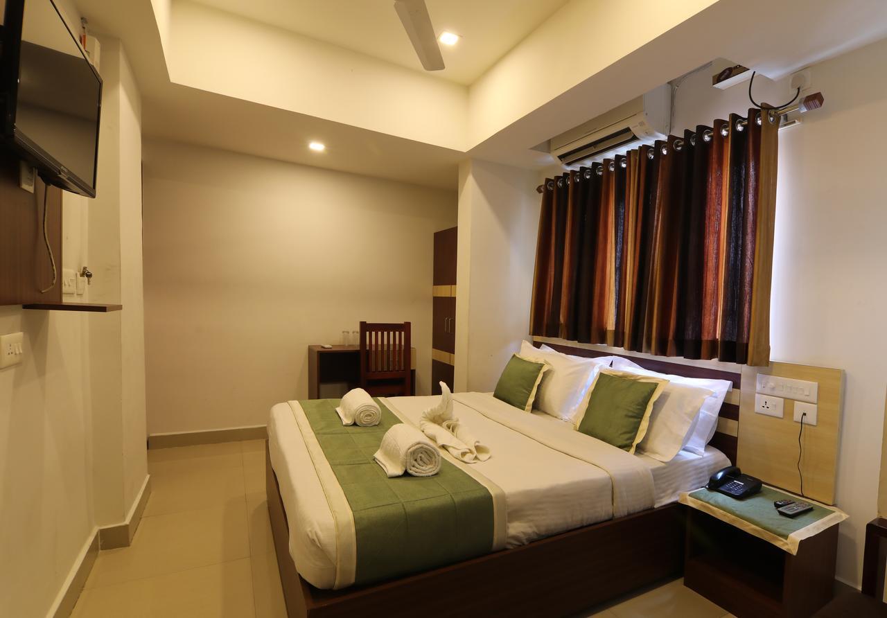 Oyo 18604 Puthens Capitol Inn Kochi 外观 照片