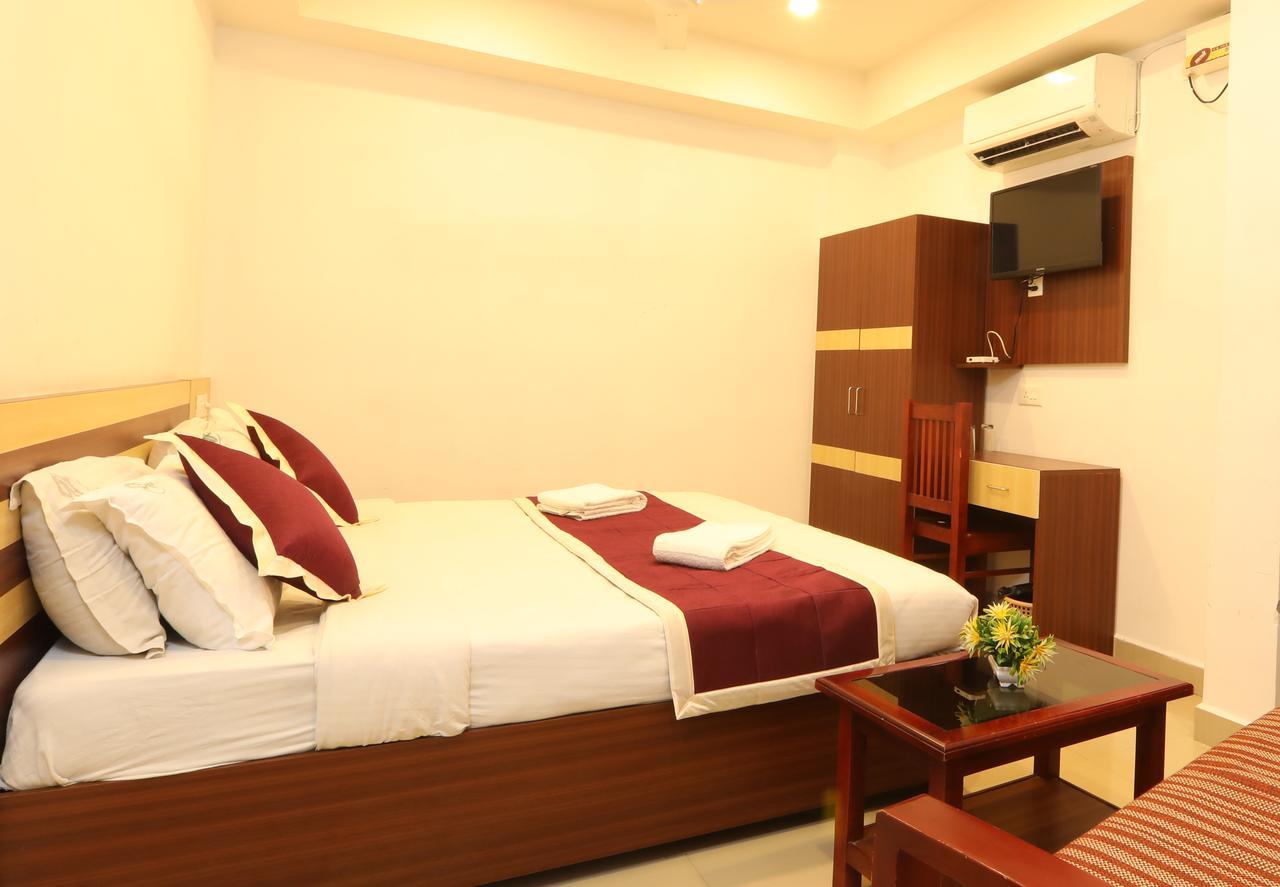 Oyo 18604 Puthens Capitol Inn Kochi 外观 照片