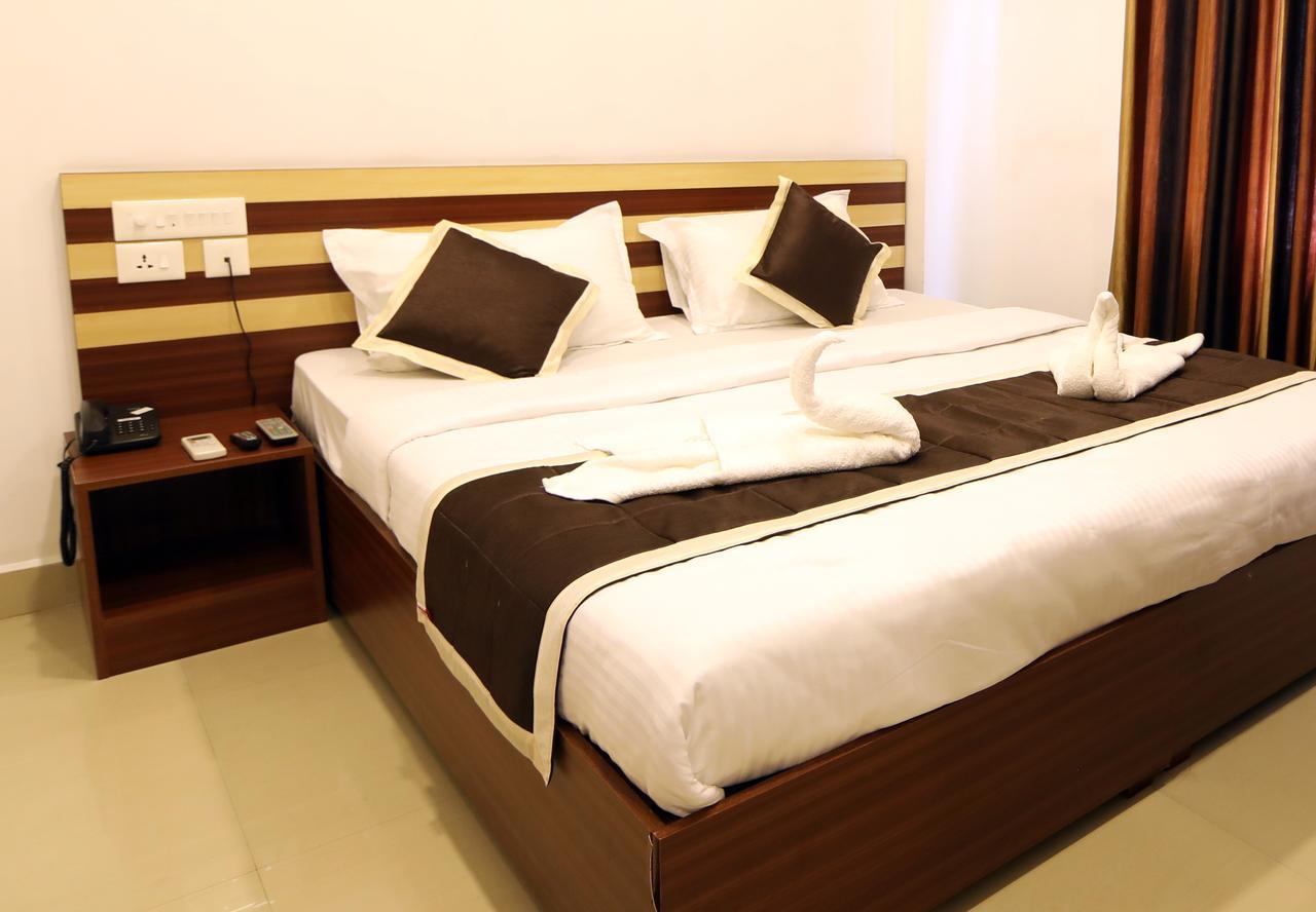 Oyo 18604 Puthens Capitol Inn Kochi 外观 照片