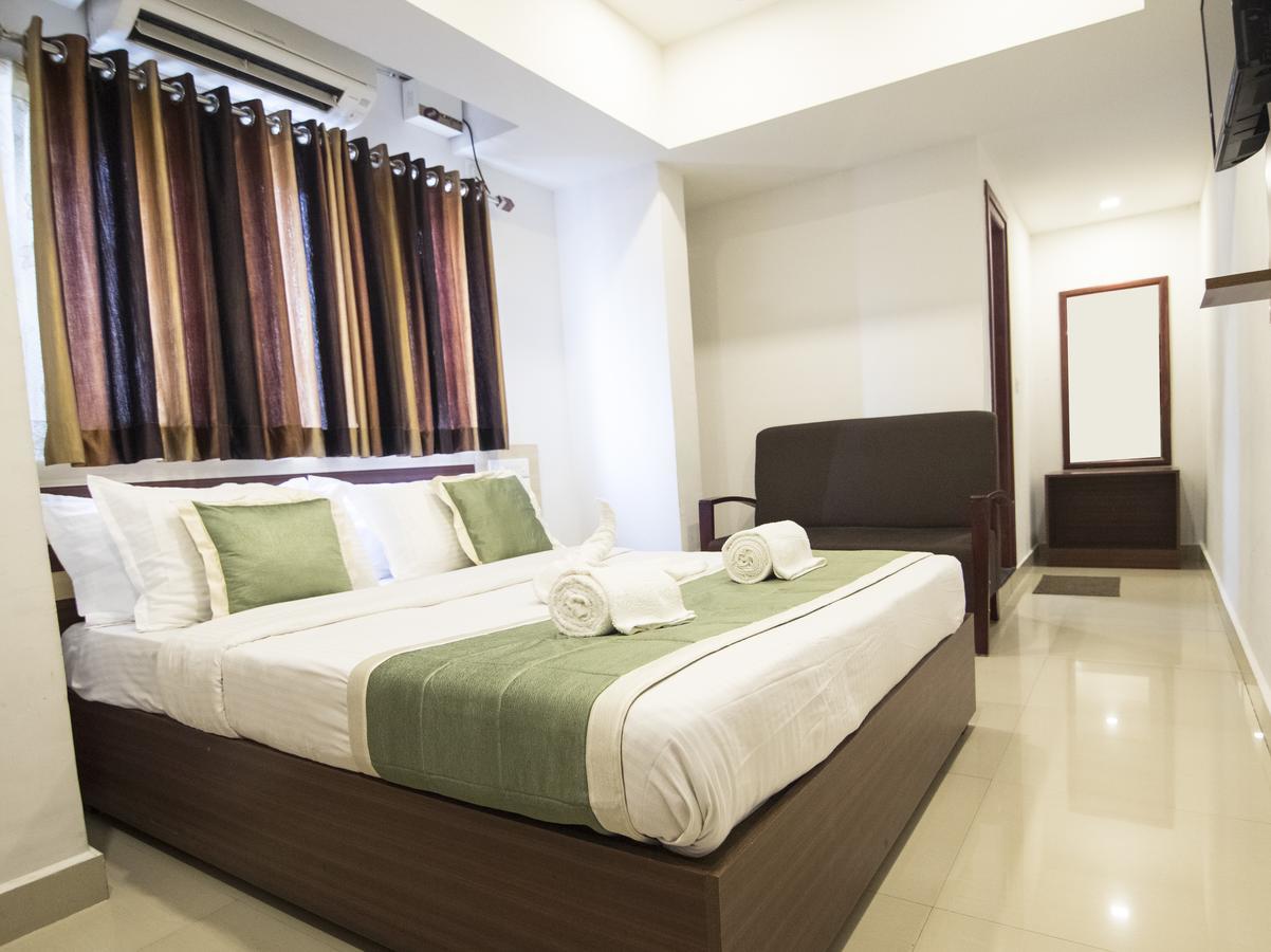 Oyo 18604 Puthens Capitol Inn Kochi 外观 照片