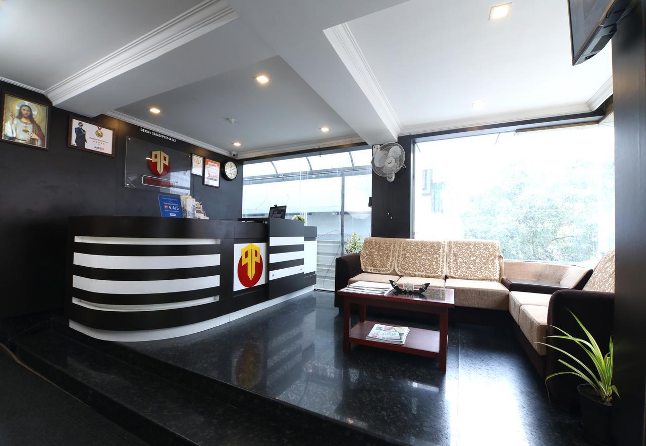Oyo 18604 Puthens Capitol Inn Kochi 外观 照片