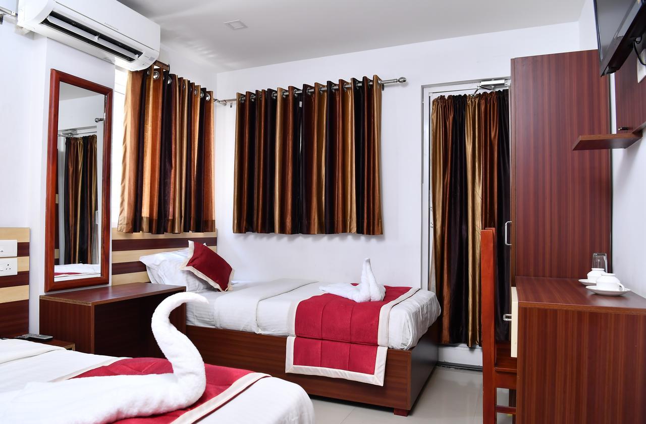 Oyo 18604 Puthens Capitol Inn Kochi 外观 照片