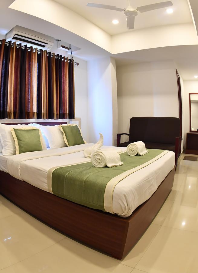 Oyo 18604 Puthens Capitol Inn Kochi 外观 照片