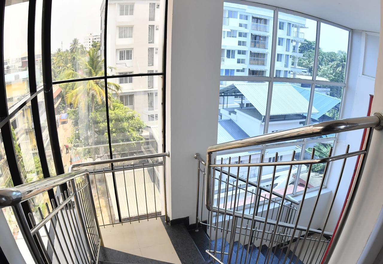 Oyo 18604 Puthens Capitol Inn Kochi 外观 照片