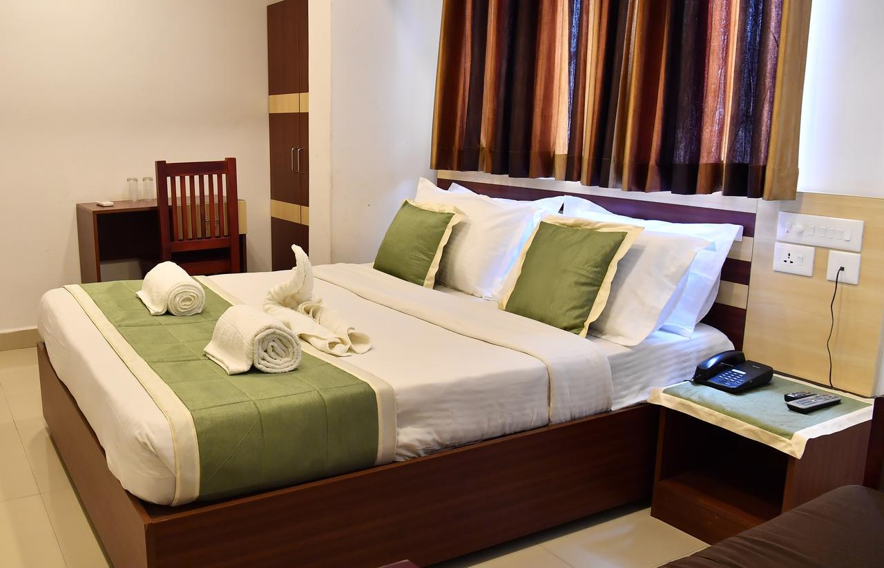 Oyo 18604 Puthens Capitol Inn Kochi 外观 照片