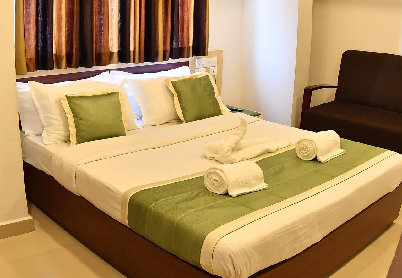 Oyo 18604 Puthens Capitol Inn Kochi 外观 照片