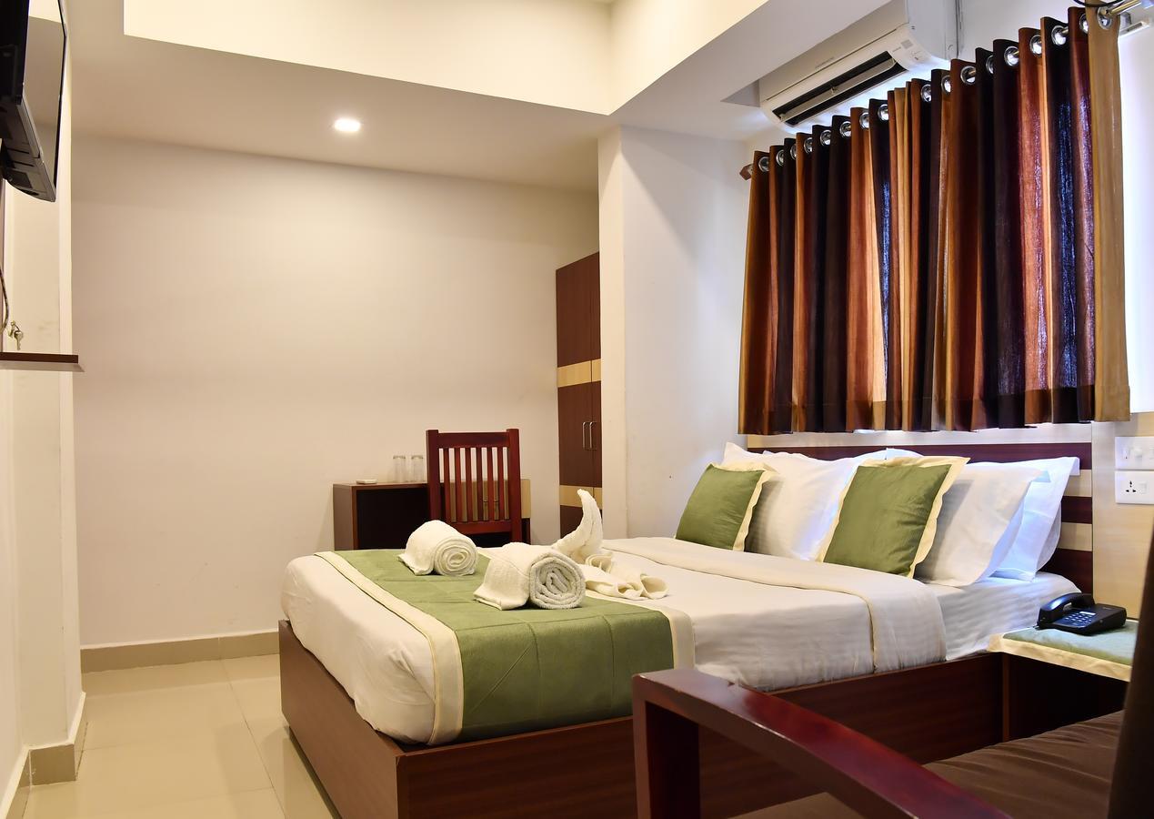 Oyo 18604 Puthens Capitol Inn Kochi 外观 照片