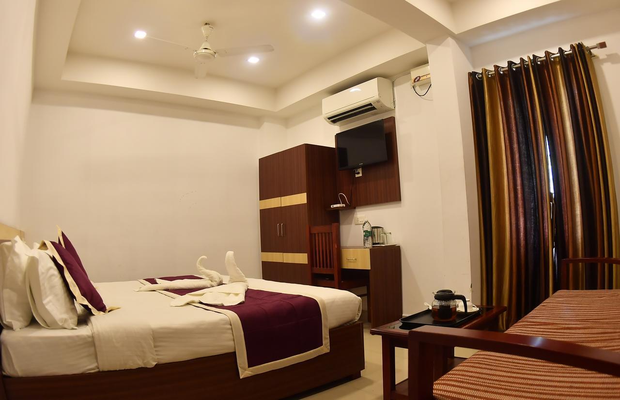 Oyo 18604 Puthens Capitol Inn Kochi 外观 照片
