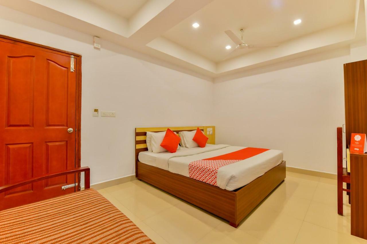 Oyo 18604 Puthens Capitol Inn Kochi 外观 照片
