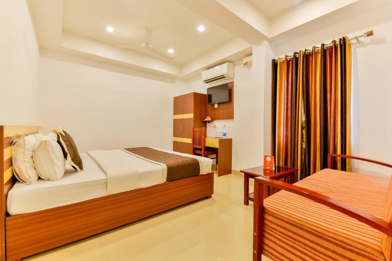 Oyo 18604 Puthens Capitol Inn Kochi 外观 照片